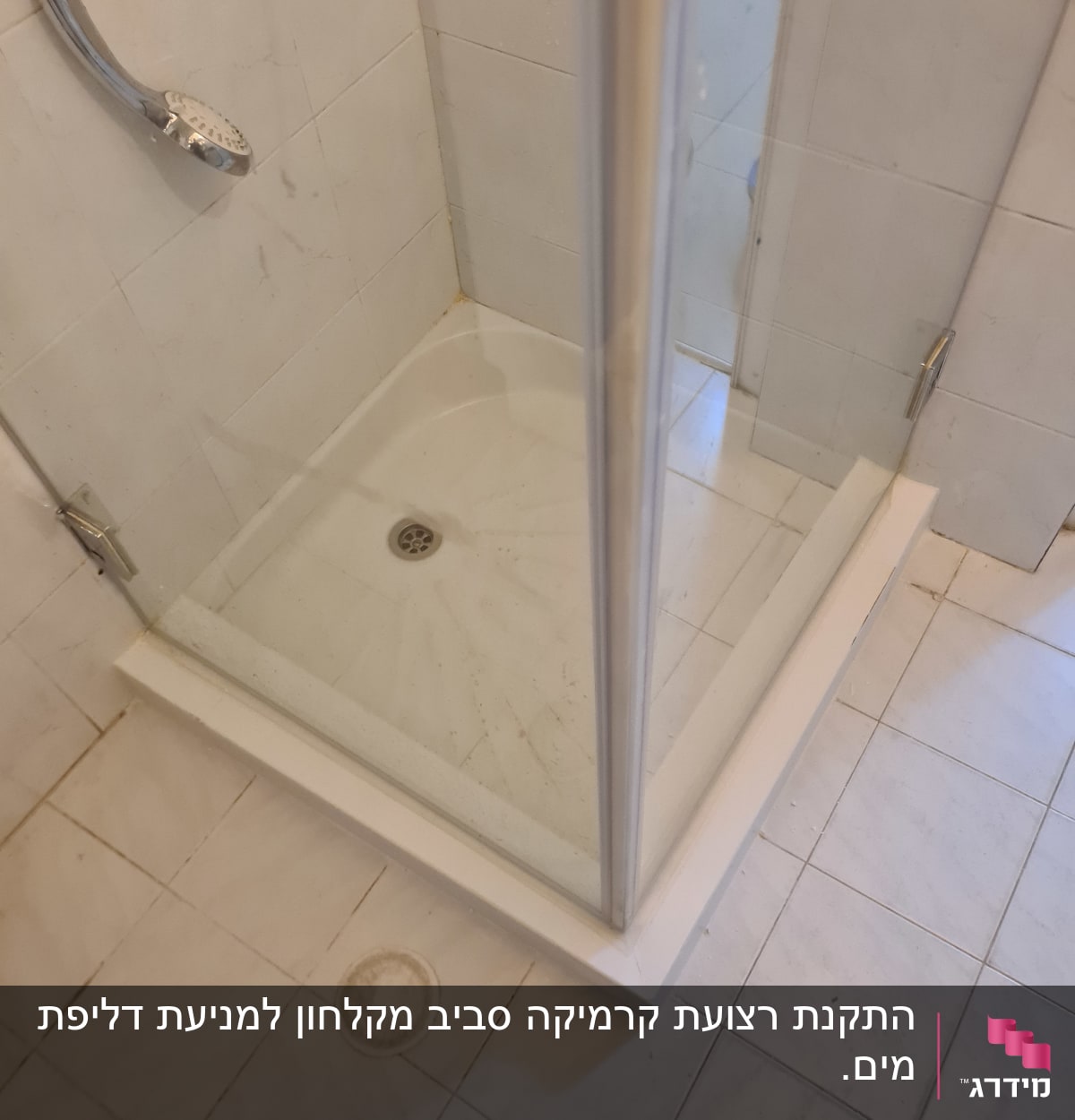 מקלחון עם אריחים לבנים וראש מקלחת